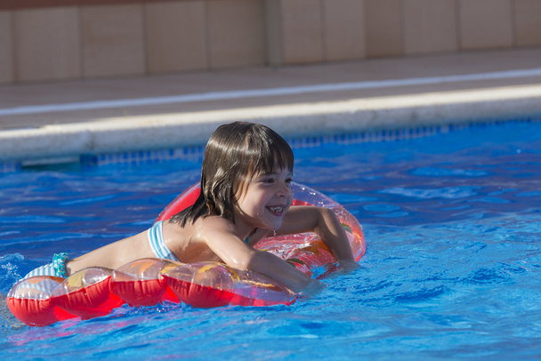 Little girl in a swimming pool - Photo, Image
