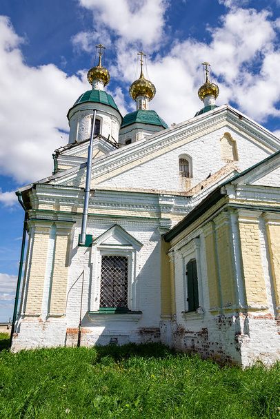 rural Orthodox church, a church in the village of Pruzhinino, Kostroma region, Russia, built in 1804. - Фото, изображение