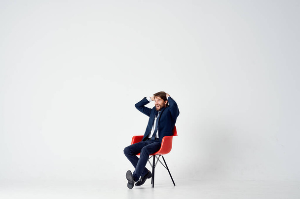 homme d'affaires en costume assis sur la chaise rouge gestionnaire de bureau des finances - Photo, image