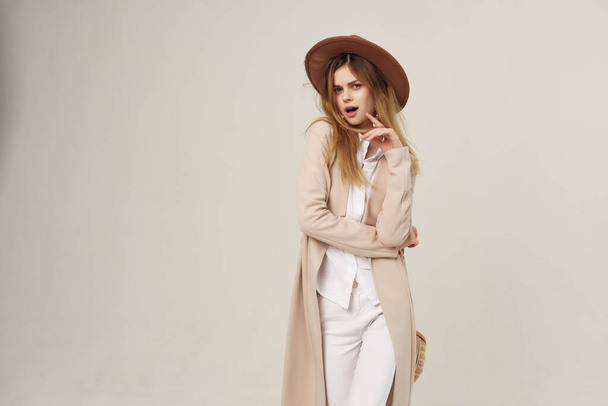 elegante mujer en sombrero moderno estilo moda posando estudio - Foto, Imagen