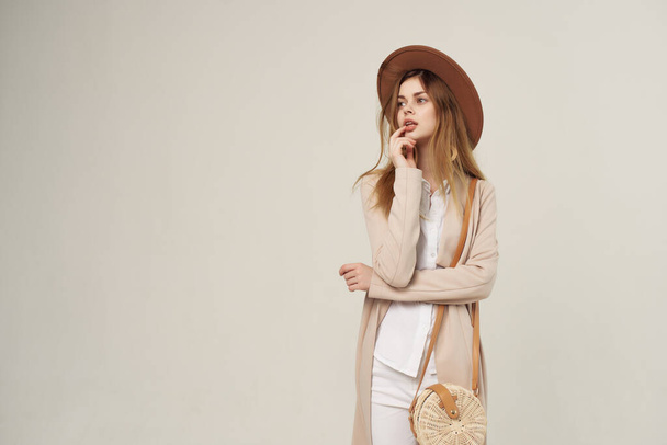 elegantní žena v klobouku moderní styl módní pózování studio - Fotografie, Obrázek