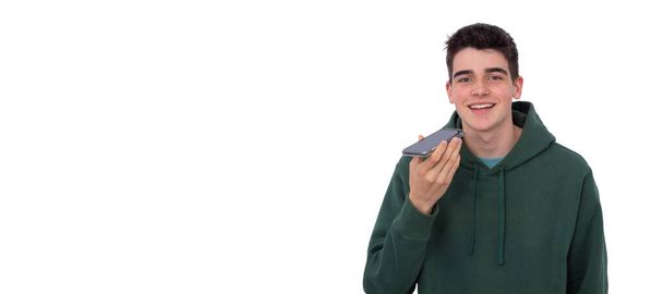 απομονωμένος έφηβος με κινητό να στέλνει φωνητικό μήνυμα - Φωτογραφία, εικόνα