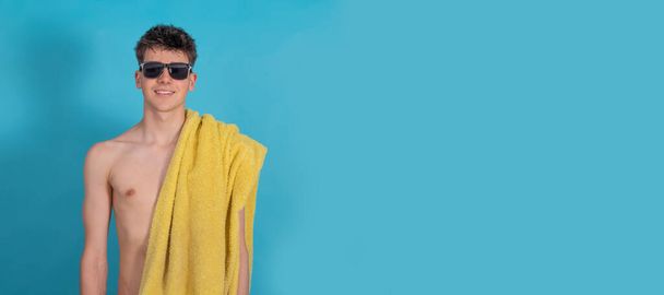 nastolatek chłopiec w okularach przeciwsłonecznych i plaży lub ręcznik basen izolowane - Zdjęcie, obraz