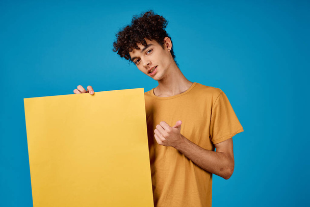 riccio ragazzo in giallo t-shirt modello poster isolato sfondo - Foto, immagini
