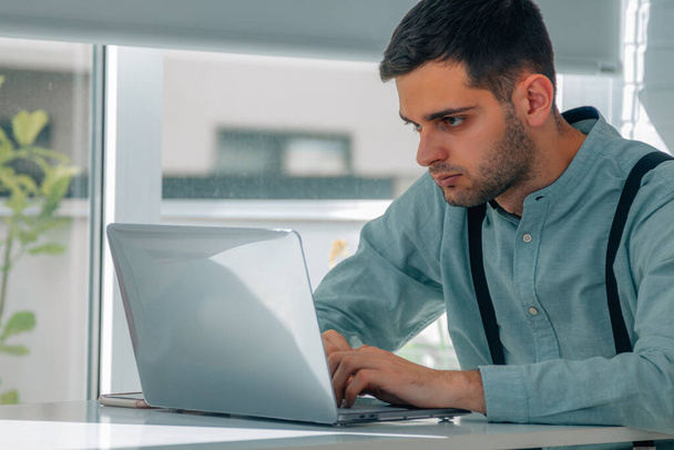 бизнесмен работает с компьютером в офисе - Фото, изображение