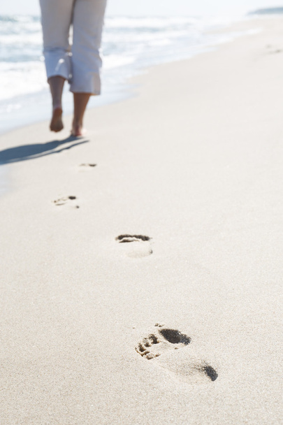 voetafdrukken op het strand - Foto, afbeelding