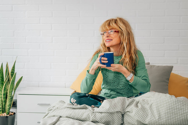 жінка в кімнаті ліжко з чашкою кави або сніданком
 - Фото, зображення