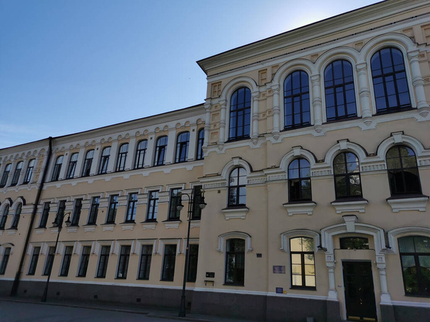 El edificio de la escuela secundaria No. 1 en la parte histórica de la ciudad de Vyborg contra el cielo azul. - Foto, imagen