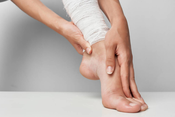 lesões nas pernas femininas problemas de saúde close-up enfaixados - Foto, Imagem