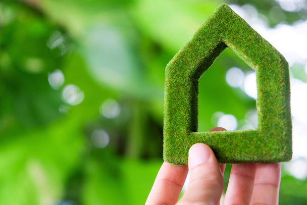 Icono de casa verde concepto, mano sosteniendo icono de casa verde - Foto, imagen