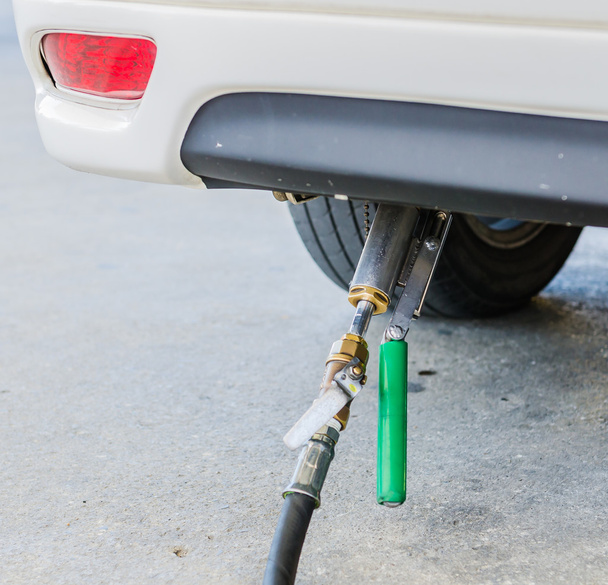 Gás combustível no carro
 - Foto, Imagem