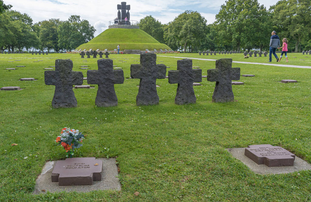 La Cambe, França - 08 03 2021: Cemitério e Memorial militar da Normandia Alemão e as cruzes negras - Foto, Imagem