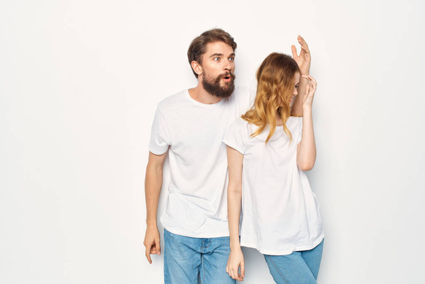 vicces férfi és nő fehér pólóban állnak egymás mellett barátság kommunikáció - Fotó, kép