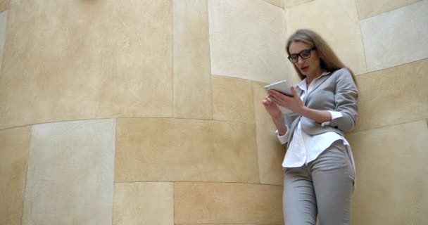 Up View Młody poważny Blondynka Bizneswoman Zaskoczony Tablet Odpowiedź 4k Indoor Portret Gadżet. - Materiał filmowy, wideo