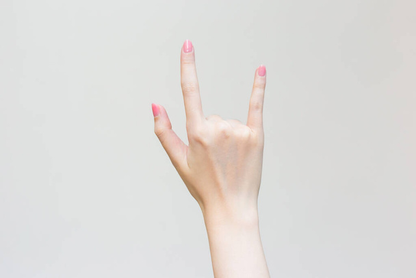 Ženská ruka se chová znamení, jak miluji vás symbol na izolovaném bílém pozadí. - Fotografie, Obrázek
