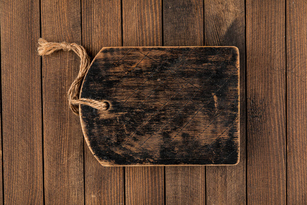 Vecchio tagliere di legno marrone scuro - Foto, immagini