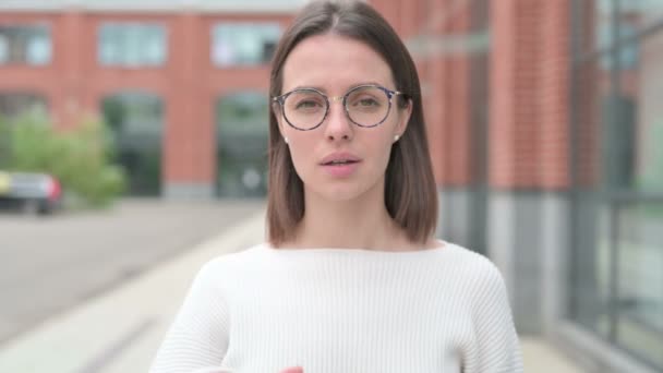Jonge vrouw toont Stop teken met de hand  - Video