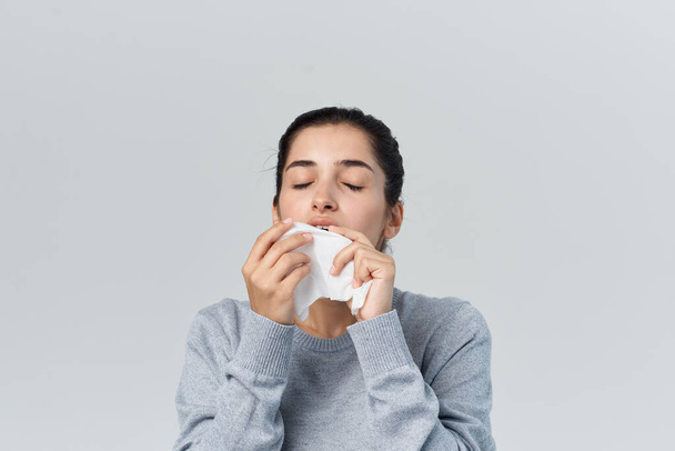 sairas nainen pyyhkii kasvonsa nenäliinalla influenssainfektio - Valokuva, kuva