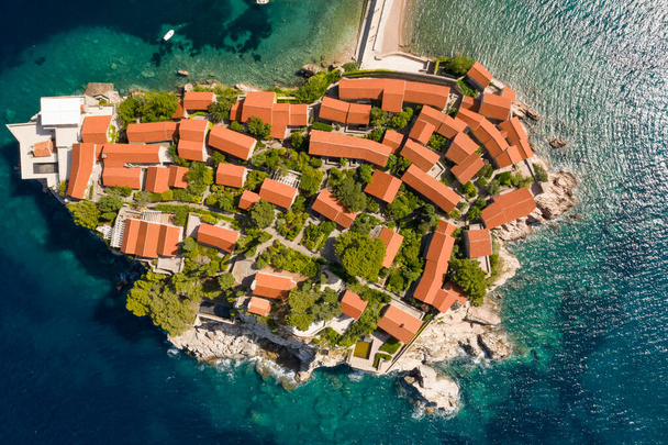 Letecký pohled na ostrůvek Sveti Stefan v Černé Hoře - Fotografie, Obrázek