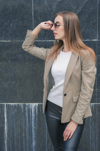 Schöne junge Mode stilvolle Frau mit Brille an der Wand Stadthintergrund - Foto, Bild