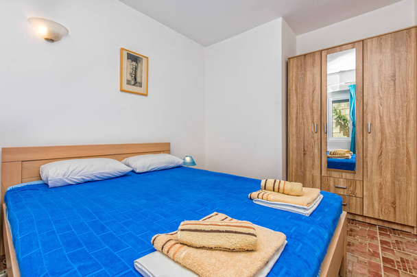 Interieur van een kamer te huur aan de kust. Appartement Tapijt Diem in Utjeha, Montenegro. - Foto, afbeelding