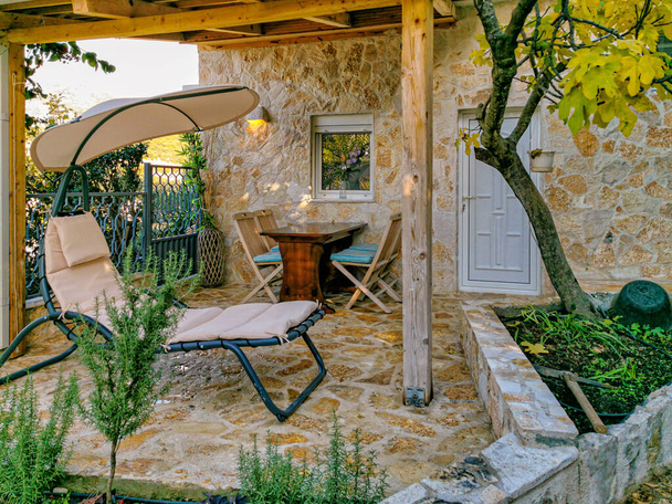 Casa de playa en el mar Adriático. Apartamento Carpet Diem en Utjeha, Montenegro. - Foto, Imagen