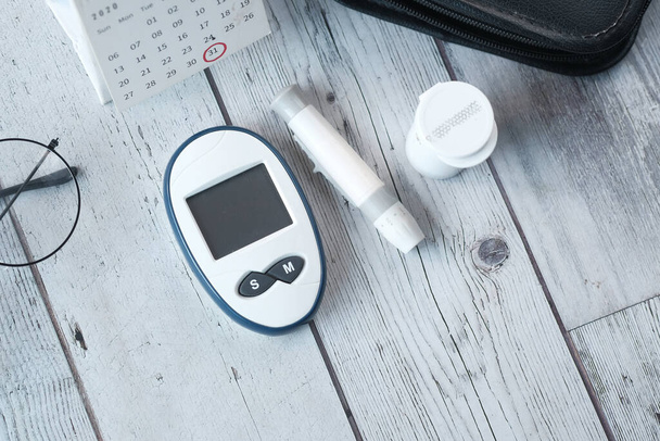 Close-up de ferramentas de medição diabéticos e pílulas em fundo de cor  - Foto, Imagem