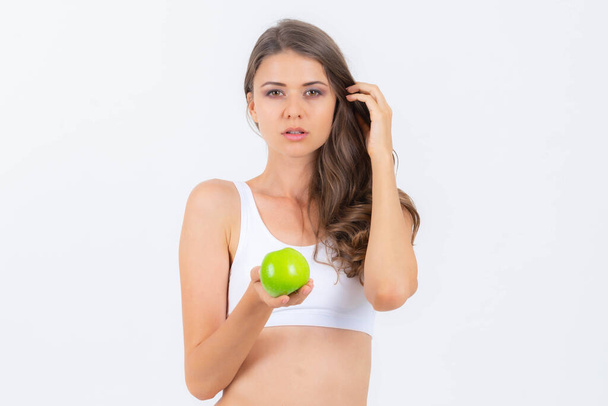 Schöne Körperschönheit sexy Frau schlank hält grünen Apfel isoliert auf weißem Hintergrund - Wellness Mädchen Gewichtsverlust und gesundes Konzept - Foto, Bild