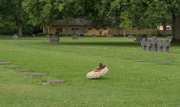 La Cambe, Γαλλία - 08 03 2021: Γερμανικό στρατιωτικό νεκροταφείο και μνημείο της Νορμανδίας και οι μαύροι σταυροί - Φωτογραφία, εικόνα
