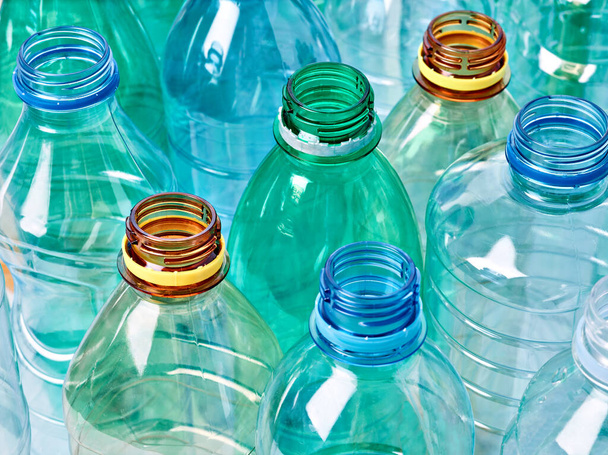 Plastik şişe su kabı geri dönüşüm atığı çevresi boş içecek - Fotoğraf, Görsel