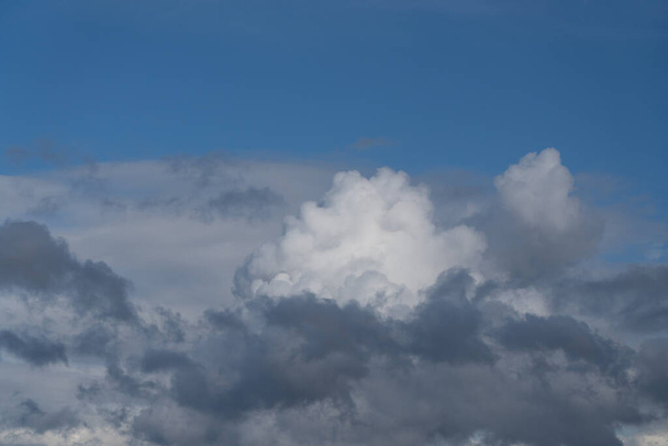 mooie cumulus wolken over de stad - Foto, afbeelding