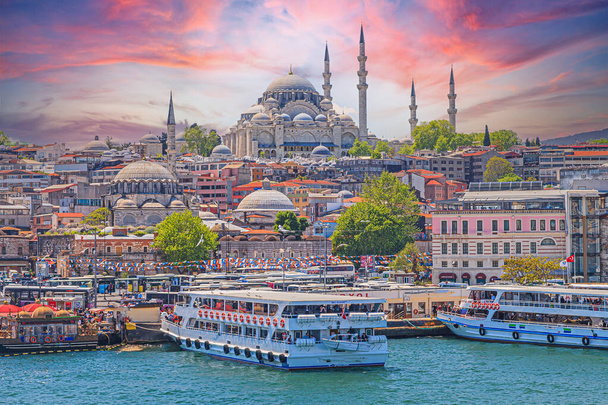 Vue depuis le pont Galata à Istanbul sur le Bosphore jusqu'au centre historique de la ville en été - Photo, image
