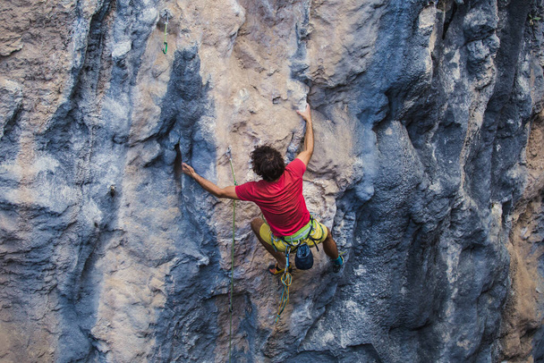 Un homme fort grimpe un rocher, Forts muscles du dos, Escalade en Turquie, Entraînement endurance et force, Homme dans le sport extrême, Escalade s'entraîne dans la nature. - Photo, image