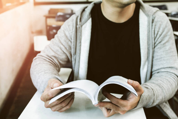 Образование Люди, читающие книги Концепция изучения, студенты университета открывают книги в библиотеке с закатом фона - Фото, изображение