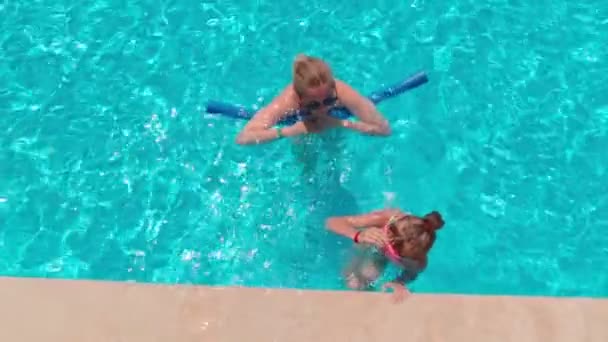 Menina aprendendo a nadar na piscina
 - Filmagem, Vídeo