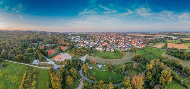 Panorama drona nad niemiecką osadą południową Hesji Diedenbergen koło Wiesbaden latem - Zdjęcie, obraz