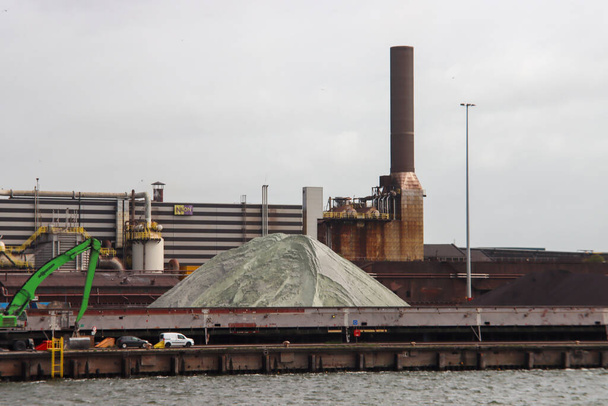Ruda żelaza w hali produkcyjnej Tata Steel w IJmuiden w Niderlandach - Zdjęcie, obraz