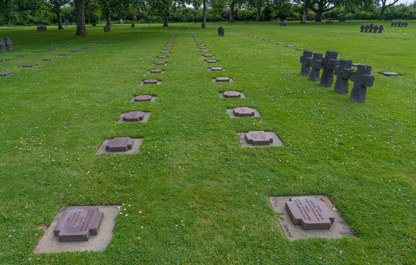 La Cambe, Fransa - 08 03 03 2021: Normandiya Alman askeri mezarlığı ve Anıtı ve siyah haçlar - Fotoğraf, Görsel
