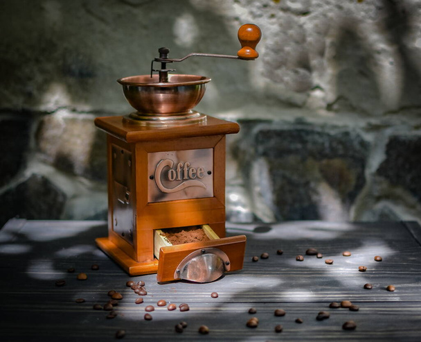 zátiší s ručním mlýnkem na kávu a kávu - Fotografie, Obrázek