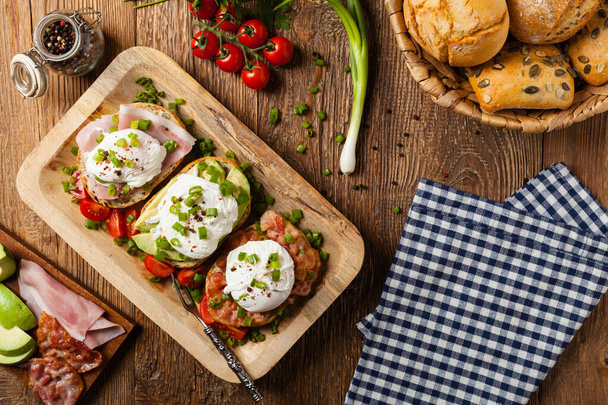 Sandwiches with a poached egg. Top view. - Foto, afbeelding