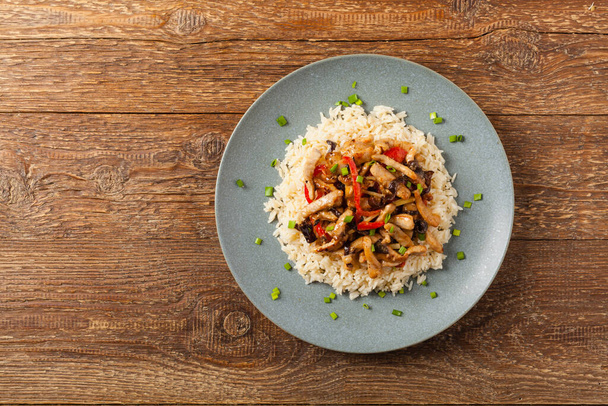 Pork chop with peppers, mushrooms and bamboo. Served with rice. Top down. - Foto, immagini