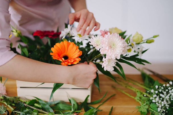Όμορφα ανθοπωλεία χέρια τακτοποίηση μια σύνθεση λουλουδιών - Φωτογραφία, εικόνα