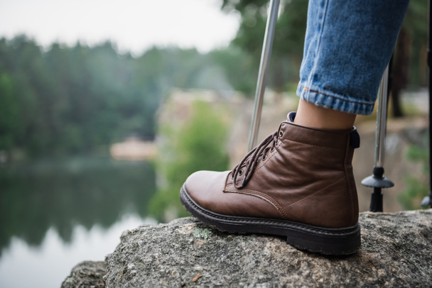 vista cortada da mulher na bota com caminhadas varas de pé na rocha - Foto, Imagem