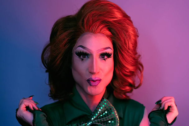 Portré drag queen színes háttér nézi a kamera - Fotó, kép