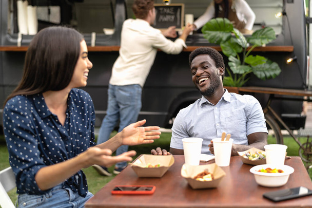 Happy multiracial přátelé baví jíst v ulici potravin trhu nákladní automobil - Fotografie, Obrázek