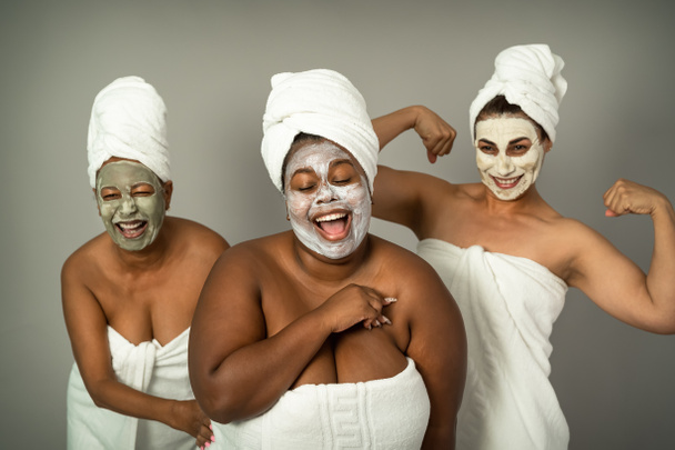 Donne felici con età e dimensioni del corpo diverse avendo cura della pelle giorno spa - Persone concetto di auto-cura - Foto, immagini