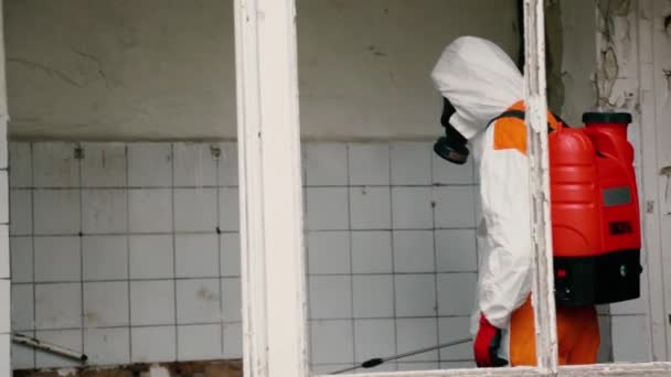 Pulverizaciones de trabajadores repelente de garrapatas en la habitación del edificio abandonado - Metraje, vídeo