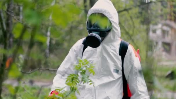 Epidemiologista sprays carrapato repelente na floresta local - Filmagem, Vídeo