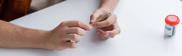 bijgesneden beeld van zieke man met joint met medicinale cannabis, spandoek - Foto, afbeelding