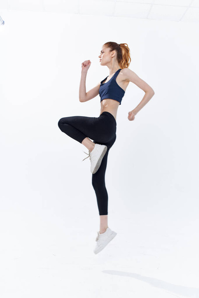 спортивная женщина бег трусцой упражнения активная энергия тренировки - Фото, изображение